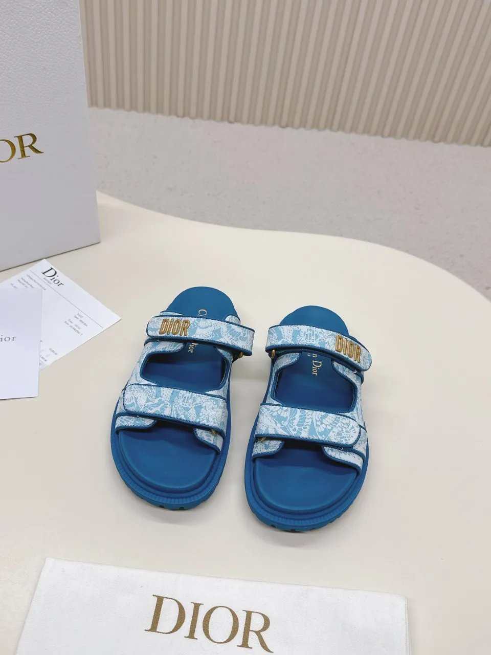 👟👟Ex-factory price 460👟👟 This black sheepskin DiorAct sandal is fashionable. Paired with an insole that fits the shape of your foot, it's made of exceptionally lightweight and comfortable leather. The upper straps feature a Velcro closure and feature a gold-finish metal "DIOR" logo. Can be matched with various styles to show modern style. Gold-finish metal "DIOR" logo Two adjustable Velcro straps Leather insole that fits the shape of your foot Soft and lightweight texture EVA sole decorated with Christian Dior's lucky star symbol Made in Italy Size 35--42 (Customized sizes 41 and 42 are non-refundable)